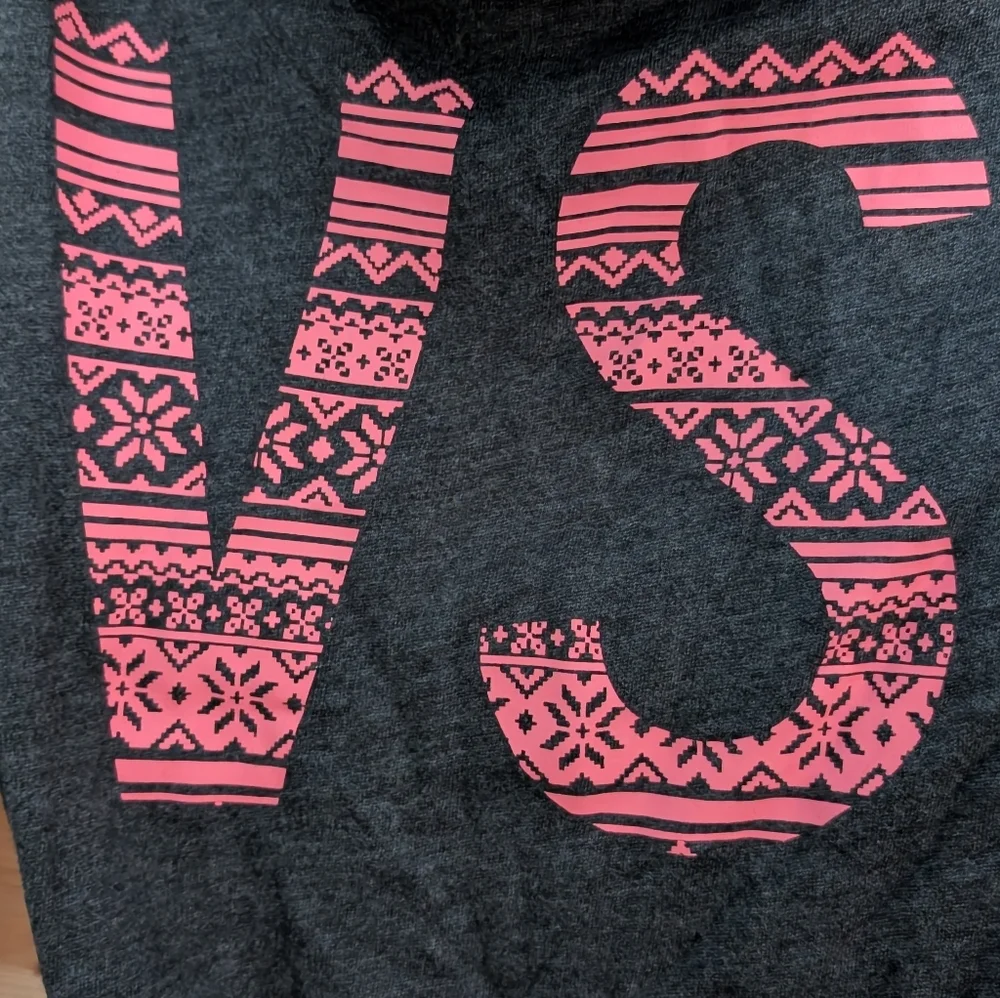 Victorias Secret Cozy Gray and White Women's Robe.. NWOT, Medium - Picture 2 of 3